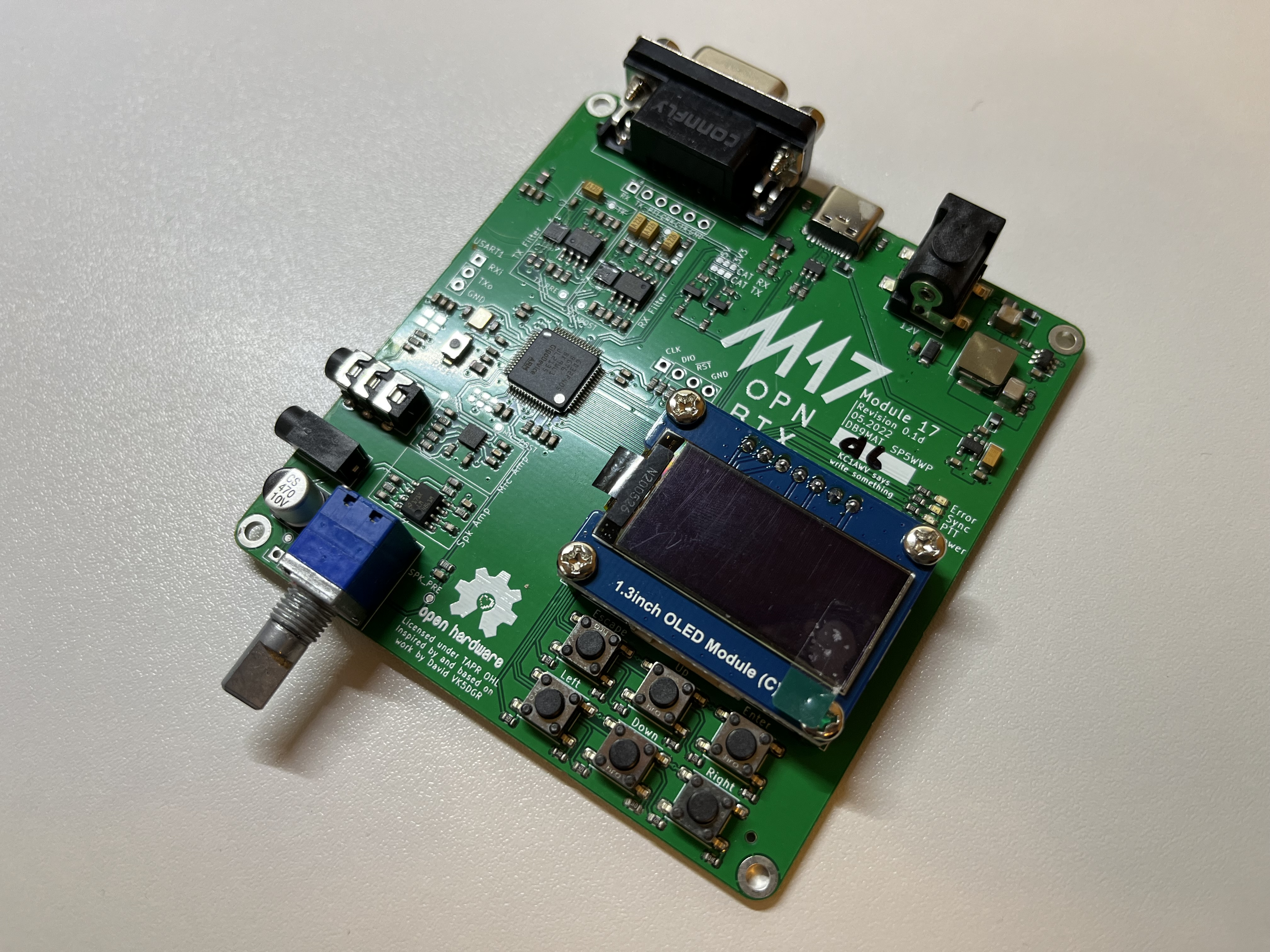 Dieser Alt-Text wurde noch nicht überprüft.
<ol>
<li>
<p>Kurze Zusammenfassung: Eine grüne Elektronikplatine mit 1,3‑Zoll‑OLED‑Display, mehreren Tastern, einem Drehgeber und diversen Anschlüssen, schräg auf einer hellen Oberfläche aufgenommen.</p>
</li>
<li>
<p>Detaillierte Beschreibung: Die rechteckige Leiterplatte zeigt oben groß den Aufdruck „M17“ sowie weitere Beschriftungen wie „OPN“ und „Module 1.7“. Im oberen Bereich sitzt mittig eine 9‑polige D‑Sub‑Buchse; rechts oben befindet sich eine schwarze Hohlstecker‑Strombuchse, daneben mehrere SMD‑Bauteile. In der Mitte ist ein aufgeschraubtes, blau gerahmtes Modul mit der Beschriftung „1.3 inch OLED Module (C)“ zu sehen, das über einen Stiftleisten‑Header verbunden ist. Unterhalb des Displays liegen fünf runde Taster in zwei Reihen, beschriftet mit „Left“, „Right“, „Up“, „Down“ und „Select“. Links unten ragt der Metallschaft eines blauen Drehgebers (Encoder) aus der Platine. Über die Fläche verteilt befinden sich integrierte Schaltkreise, Widerstände, Kondensatoren, ein kleiner Schiebeschalter, unbestückte Löt‑ und Stiftleistenplätze sowie vier Befestigungslöcher an den Ecken. Die Platine liegt frei auf einer leicht strukturierten, hellen Oberfläche, die weiche Schatten wirft."></p>
 <figcaption>Abbildung NE-16.7.2: Module M17 ein TNC für das M17 Übertragungsverfahren</figcaption>
</li>
</ol>
</figure>
</aside>
Der $9600&nbsp;Bd$-Anschluss bietet eine direkte Verbindung zum Modulator und Demodulator des Transceivers, um die Signale mit hoher Präzision und geringen Verzerrungen zu verarbeiten. Für höhere Datenraten, wie sie bei digitalen Signalen z. B. im $9600&nbsp;Bd$-Packet-Radio (AX.25-Protokoll) verwendet werden, ist es notwendig, den gesamten Audiopfad mit seinen begrenzten Frequenzgang und Filterungen zu umgehen (z.B. Mikrofonfilter und Vorverstärker). Der Audio-Pfad eines Transceivers ist normalerweise auf Sprachsignale abgestimmt und hat eine eingeschränkte Bandbreite, die oft zwischen $300&nbsp;Hz$ und $3000&nbsp;Hz$ liegt. Diese Bandbreite reicht nicht aus, um $9600&nbsp;Bd$ zuverlässig zu übertragen, da eine so hohe Rate eine größere Signalbreite benötigt. Über den Datenanschluss werden die Signale ohne die Filter, DSP-Verarbeitung und den De-Emphasis-Prozess übertragen, die im Audiopfad vorhanden sind. Das reduziert Verzerrungen und Latenzen, was für digitale Übertragungen kritisch ist, um die Fehlerquote zu minimieren. 
<p>Zusammengefasst: Der $9600 Bd$-Anschluss ist speziell dafür gedacht, digitale Daten direkt und ohne die Einschränkungen des Audio-Wegs zu verarbeiten, was für zuverlässige und effiziente Hochgeschwindigkeits-Datenübertragung erforderlich ist.</p>
<hr />
<p>In den Folgenden Fragen wird ein FM transceiver verwendet. Zum Senden sollten der DATA-Port vor den FM-Modulator angeschlossen werden und beim Empfang nach dem FM-Demodulator.</p>
<section class=