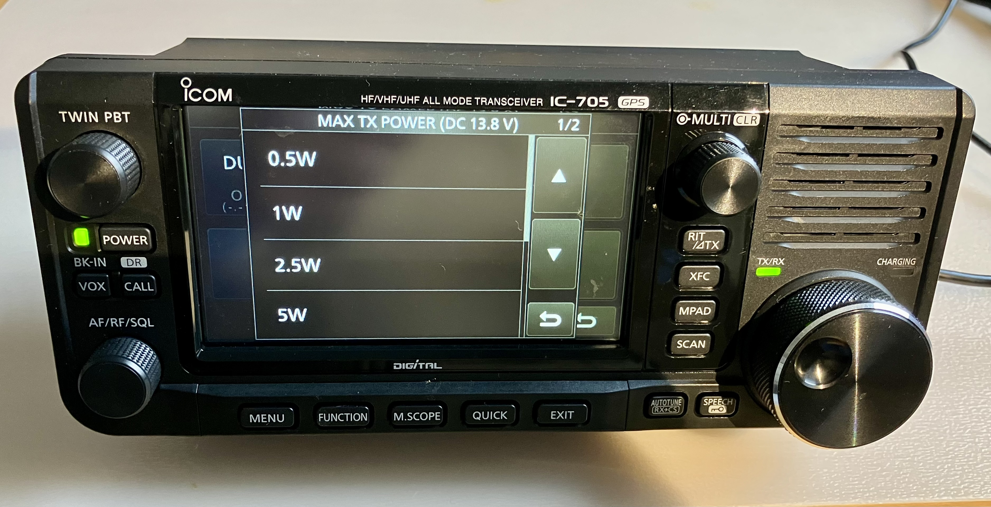 Dieser Alt-Text wurde noch nicht überprüft.
<ol>
<li>
<p>Kurze Zusammenfassung: Frontansicht eines ICOM IC-705 Transceivers mit eingeschaltetem Farbdisplay, das das Menü „MAX TX POWER (DC 13.8 V)“ mit wählbaren Sendeleistungen zeigt.</p>
</li>
<li>
<p>Detaillierte Beschreibung: Das Gerät steht auf einer hellen Oberfläche; oben auf der Frontblende sind die Aufdrucke „ICOM“, „HF/VHF/UHF ALL MODE TRANSCEIVER IC-705“ und „GPS“ sichtbar. Auf dem zentralen Touchdisplay erscheint eine Liste mit „0.5W“, „1W“, „2.5W“ und „5W“, rechts daneben eine vertikale Leiste mit Pfeiltasten (hoch/runter) und zwei Zurück-Symbolen; oben rechts steht „1/2“. Links befinden sich ein großer gerändelter Drehknopf mit der Beschriftung „TWIN PBT“, darunter eine grün leuchtende „POWER“-Taste und Tasten mit den Aufschriften „BK-IN“, „DR“, „VOX“ und „CALL“, sowie ein weiterer Drehknopf „AF/RF/SQL“. Rechts des Displays sind ein gerändelter „MULTI“-Drehgeber (mit „CLR“) und eine Tastenreihe „RIT/ΔTX“, „XFC“, „MPAD“, „SCAN“ angeordnet; daneben Lüftungsschlitze. Unterhalb davon leuchtet eine grüne LED neben „TX/RX“, daneben steht „CHARGING“. Unten verläuft eine Tastenleiste mit „MENU“, „FUNCTION“, „M.SCOPE“, „QUICK“ und „EXIT“, sowie kleinen Tasten mit den Aufdrucken „AUTOTUNE“ und „SPEECH“. Rechts unten dominiert ein großer Hauptdrehknopf mit metallischer Oberfläche; an der rechten Seite führt ein Kabel aus dem Gerät."></p>
 <figcaption>Abbildung NEA-20.4.4: Bei vielen Transeiver lässt sich die Ausgangsleistung stufenlos, oder wie hier beim IC-705 in kleinen Schritten einstellen.</figcaption>
</li>
</ol>
</figure>
</aside>
<section class=