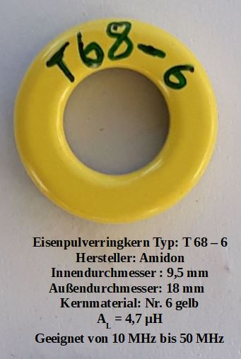 Dieser Alt-Text wurde noch nicht überprüft.
<p>Kurzfassung: Ein gelber, runder Ringkern mit grüner Aufschrift „T68-6“ liegt auf hellem Hintergrund; darunter steht mehrzeiliger erklärender Text mit Typ, Hersteller und technischen Daten.</p>
<p>Detaillierte Beschreibung: Im Bildzentrum befindet sich ein glänzender, gelb lackierter Ringkern (Toroid) mit gleichmäßigem Querschnitt und kreisförmiger Öffnung; oben auf dem Ring ist mit grünem Filzstift „T68-6“ handschriftlich notiert. Der Hintergrund ist hellgrau bis beige. Unter dem Ring steht zentriert in schwarzer Schrift ein Block Text mit folgenden Zeilen: „Eisenpulverringkern Typ: T 68 – 6“, „Hersteller: Amidon“, „Innendurchmesser: 9,5 mm“, „Außendurchmesser: 18 mm“, „Kernmaterial: Nr. 6 gelb“, „A_L = 4,7 µH“, „Geeignet von 10 MHz bis 50 MHz“.">
<figcaption>Abbildung A-3.3.4: Beispiel für einen Pulvereisenringkern</figcaption></p>
</figure>
<figure class=