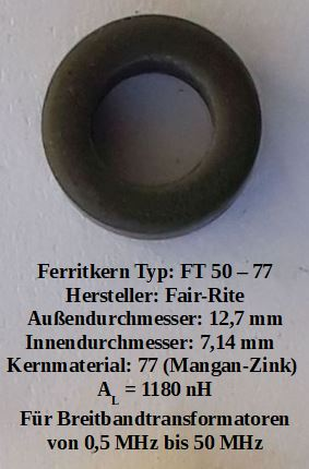 Dieser Alt-Text wurde noch nicht überprüft.
<ol>
<li>
<p>Kurzbeschreibung: Ein dunkelgrauer, ringförmiger Ferritkern liegt zentriert auf hellem Hintergrund, darunter steht ein mehrzeiliger schwarzer Text mit Typ- und Maßangaben.</p>
</li>
<li>
<p>Detaillierte Beschreibung: In der Bildmitte befindet sich ein kleiner, matt dunkelgrauer Toroid (Ringkern) mit rundem Querschnitt; er wirft einen leichten Schatten auf den hellen, leicht strukturierten Untergrund. Unterhalb des Rings ist in schwarzer Schrift folgender Text zu sehen:</p>
</li>
</ol>
<ul>
<li>„Ferritkern Typ: FT 50 – 77“</li>
<li>„Hersteller: Fair-Rite“</li>
<li>„Außendurchmesser: 12,7 mm“</li>
<li>„Innendurchmesser: 7,14 mm“</li>
<li>„Kernmaterial: 77 (Mangan-Zink)“</li>
<li>„AL = 1180 nH“</li>
<li>„Für Breitbandtransformatoren von 0,5 MHz bis 50 MHz“">
  <figcaption>Abbildung A-3.3.5: Beispiel für einen Ferritkern</figcaption>
</li>
</ul>
</figure>
</aside>
<section class=