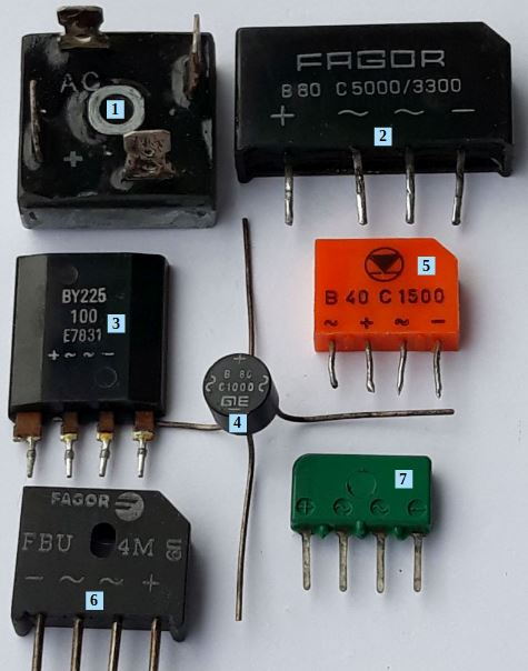 Dieser Alt-Text wurde noch nicht überprüft.
<p>Kurzfassung: Auf weißem Hintergrund liegen mehrere verschiedenfarbige elektronische Bauteile mit Anschlussdrähten und aufgedruckten Symbolen (+, −, ~), teils mit blauen Nummernkästchen (1, 2, 4, 5, 6, 7) markiert.</p>
<p>Details:</p>
<ul>
<li>Oben links (1): Schwarzer, annähernd quadratischer Block mit zentraler runder Metallbuchse; Aufdruck „AC“, sowie „+“ und „−“ auf der Vorderseite.</li>
<li>Oben rechts (2): Schwarzes, rechteckiges Gehäuse mit vier nach unten zeigenden Pins; Aufdruck „FAGOR B80 C5000/3300“ und Symbole „~“, „+“, „−“.</li>
<li>Mitte links (ohne Nummer): Schwarzes, rechteckiges Bauteil mit vier Pins; Aufdruck „BY225 100 E7033“ sowie Symbole „~“, „+“, „−“.</li>
<li>Bildmitte (4): Kleines rundes, schwarzes Bauteil (Scheibenform) mit vier langen, kreuzförmig abstehenden Drähten; Aufdruck u. a. „GIE C1000C“.</li>
<li>Rechts daneben (5): Orangefarbenes, rechteckiges Gehäuse mit vier kurzen Pins; Aufdruck mit Logo und „B 40 C 1500“ sowie Polaritäts- und Wechselspannungssymbole.</li>
<li>Unten links (6): Schwarzes, trapezförmiges Gehäuse mit vier Pins; Aufdruck „FAGOR FBU 4M“ und Symbole für „+“ und „−“.</li>
<li>Unten rechts (7): Grünes, rechteckiges Bauteil mit vier Pins; kleine runde Vertiefungen oben und Aufdruck mit „+“, „−“ und „~“-Symbolen.</li>
<li>Zusätzlich: Ein einzelner, langer, dünner Draht verläuft im Zentrum vertikal nach oben.">
  <figcaption>Abbildung NEA-10.10.4:  Bauformen von Brückengleichrichtern</figcaption>
</li>
</ul>
</figure>
Die Beschriftung der Anschlüsse ist zu beachten.
<ol>
<li>Hochstrom-Brückengleichrichter 26 MB 20 A ($200 V$, $25 A$) im Metallgehäuse zur direkten Montage auf einem Kühlkörper</li>
<li>B80 C 5000/3300 bedeutet: maximal $80 V$ Betriebsspannung, C kapazitive Last max. $2500 µF$ mit Schutzwiderstand $R = 1 Ω$, maximaler Dauerlaststrom: $5000 mA$ mit Kühlkörper, $3300 mA$ ohne Kühlkörper</li>
<li>BY 225 Brückengleichrichter - besonderes Gehäuse</li>
<li>runde Bauform eines Brückengleichrichters B 80 C 1000</li>
<li>B40 C 1500 - die veränderte Anschlussfolge ist zu beachten</li>
<li>FPU 4M ($1000 V$, $4 A$)</li>
<li>im Kunststoff eingeprägte Anschlussfolge</li>
</ol>
</aside>

                        </div>
                    </article>
                </main>

                <aside class=